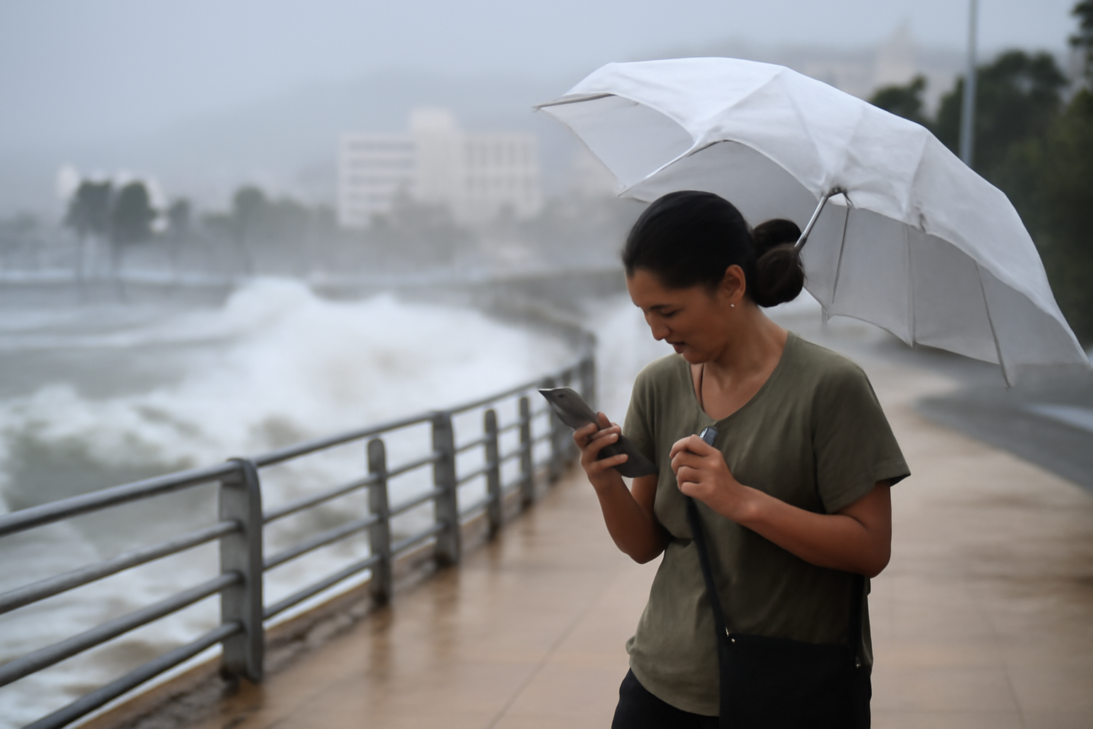 台風18号の暴風直撃、昼前まで油断できないやつ来てる