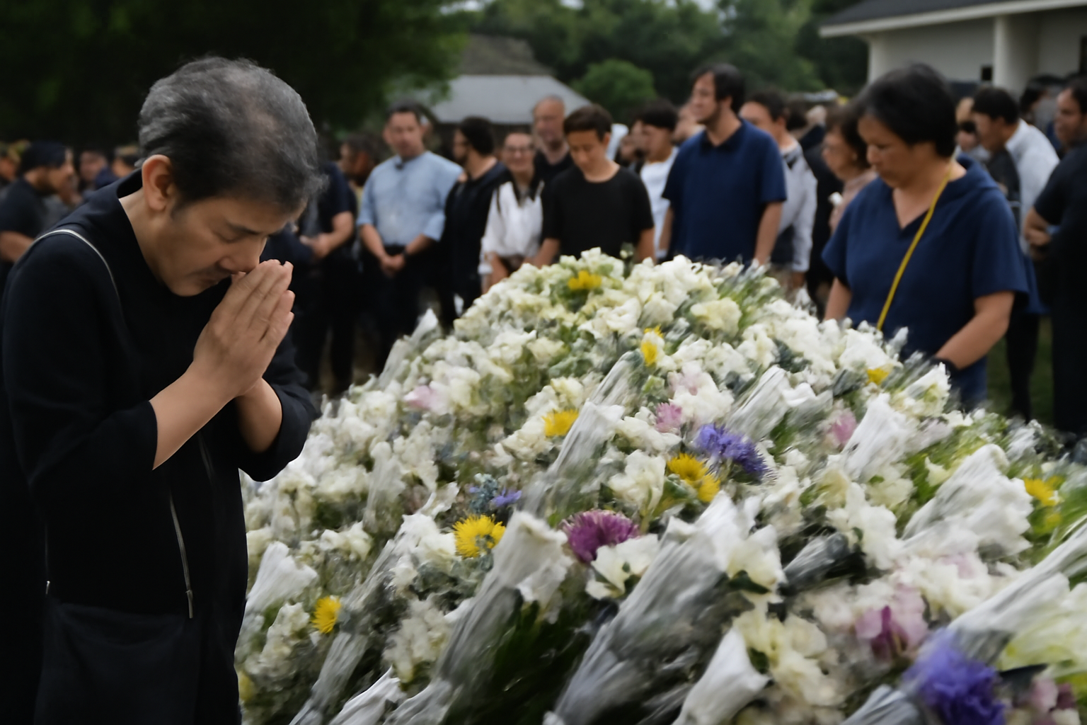 「差別なくならない社会むなしい」に10年分の献花が積もる日