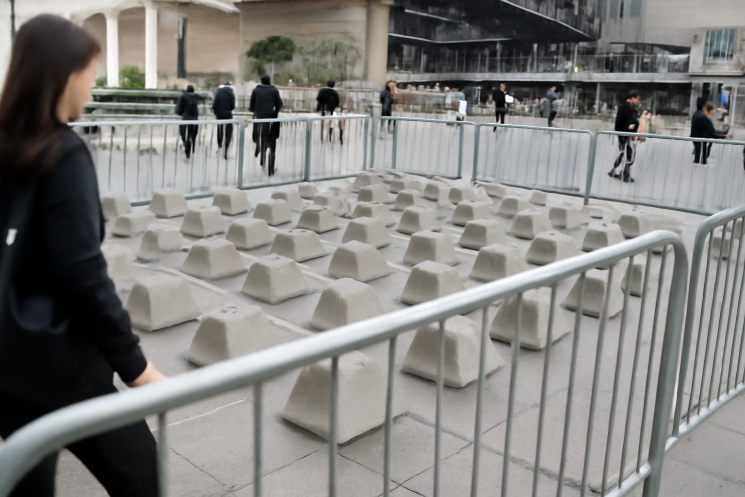 大阪市の突起物、結局フェンスで二段構えってどういう発想