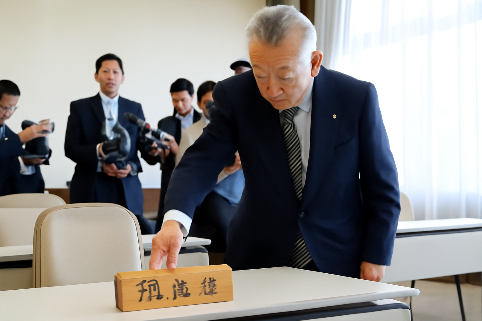 福岡県議長が県議会最大会派の相談役おりる、相談役って何のためにあるん？