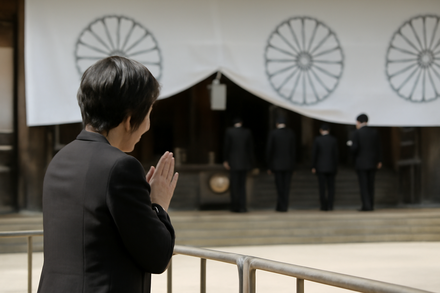 高市首相の遥拝、保守層の反応に神経使いすぎじゃね？