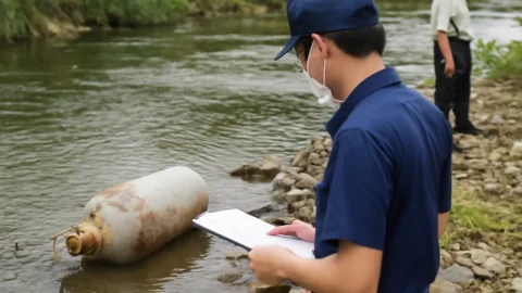 高圧ガス容器15本流失、川底に眠ってていい話じゃない