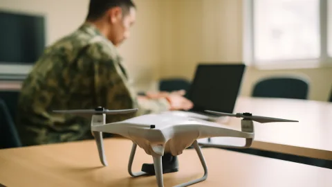 防衛白書のAI戦術、現場はドローンより人手足りんて