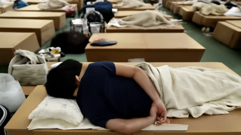 熊本地震の避難所、段ボールベッドでも背中がギシギシ