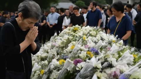 「差別なくならない社会むなしい」に10年分の献花が積もる日