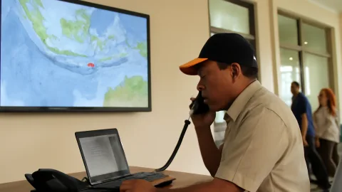 現地の防災機関が津波警戒、日本は静けさだけ置いていった