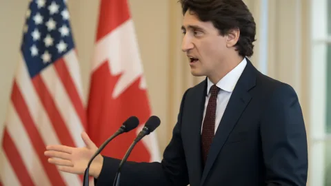 カナダ首相が対米報復関税、結局ケンカ腰で草