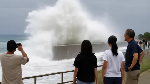 台風18号 沖縄・奄美で10メートル超の高波と高潮に警戒
